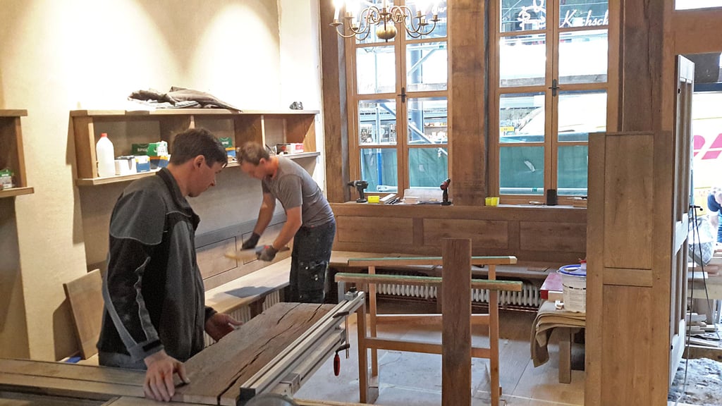 ... mit 3-Scheiben-Isolierglas und von Hand geschmiedeten Beschlägen ...