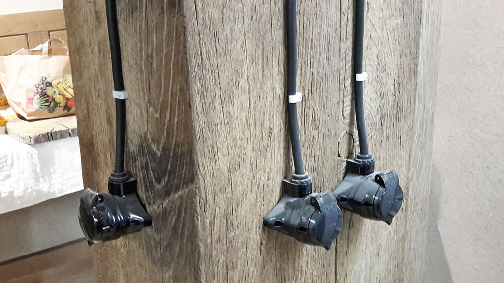 Schwarze Bakelit Steckdosen und Lichtschalter wie früher. 