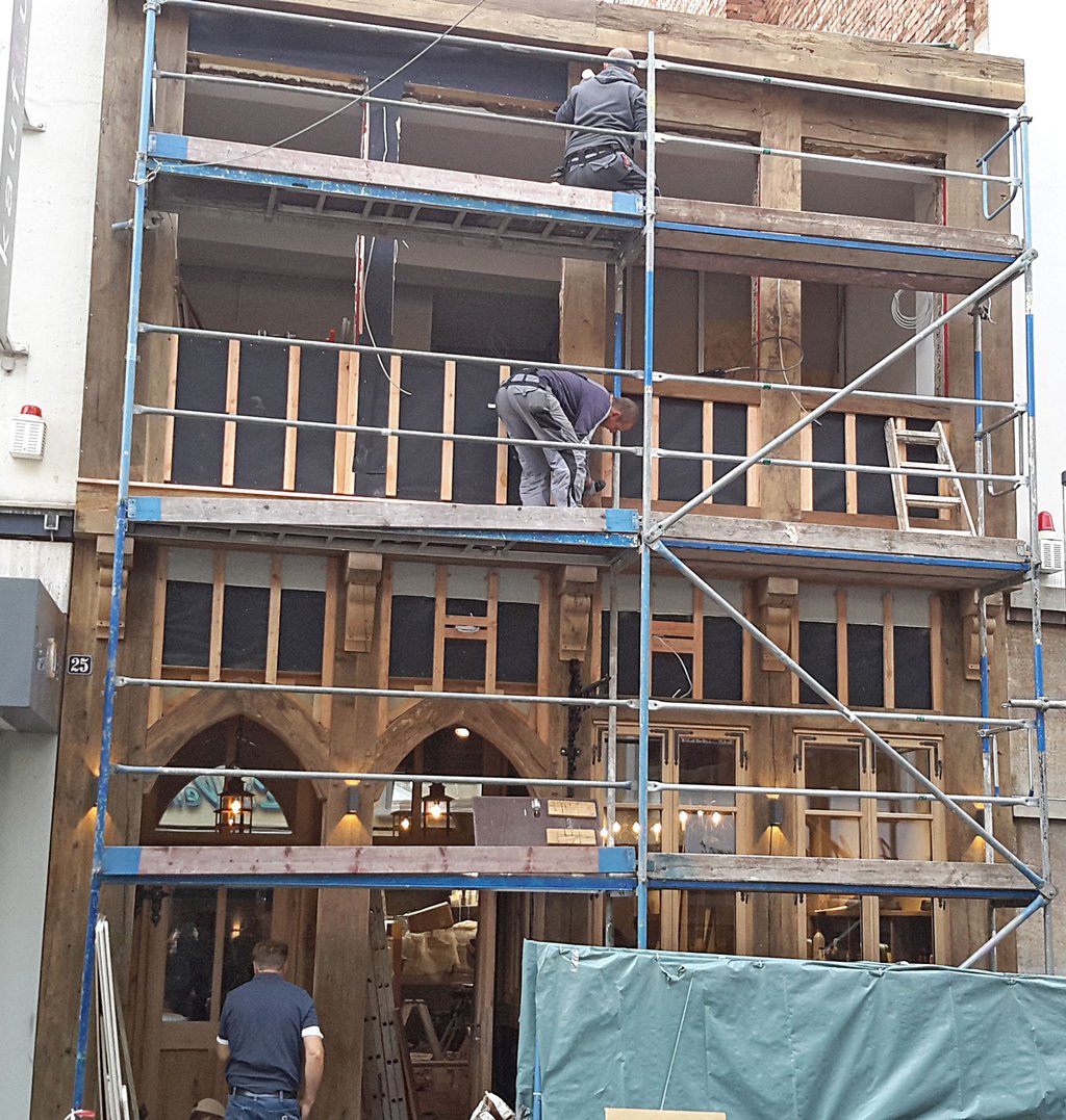 Die Zwischenfelder im Fachwerk werden nach historischem Vorbild ausgefüllt - ein Lehmputz und einer Stroheinlage. 