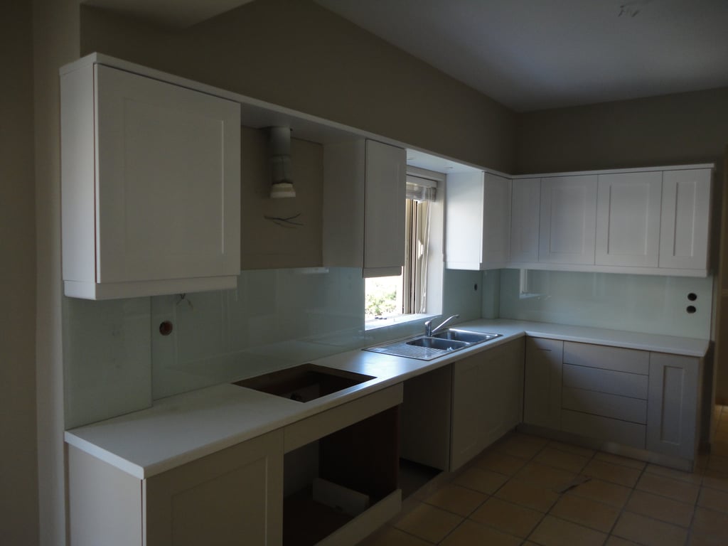 Γυάλινη επένδυση σε κουζίνα-Επένδυση κουζίνας με τζάμι