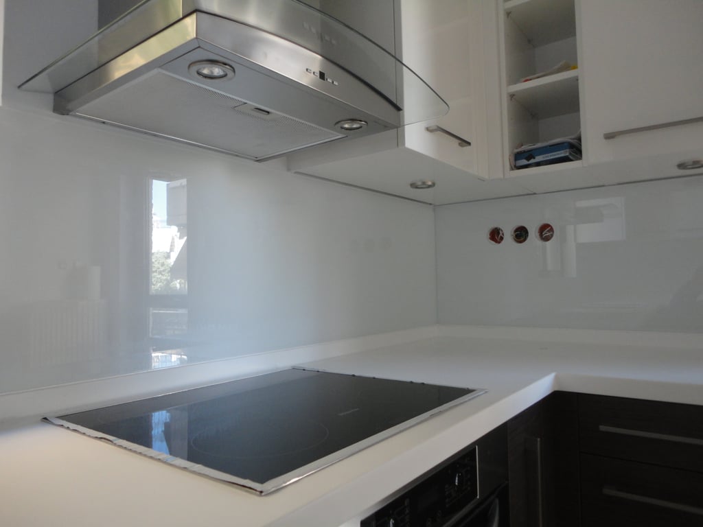 Γυάλινη επένδυση σε κουζίνα-Επένδυση κουζίνας με τζάμι