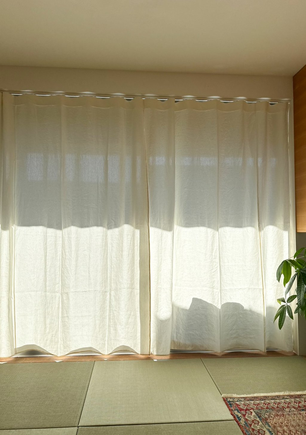 美濃和紙カーテンが採用された和室