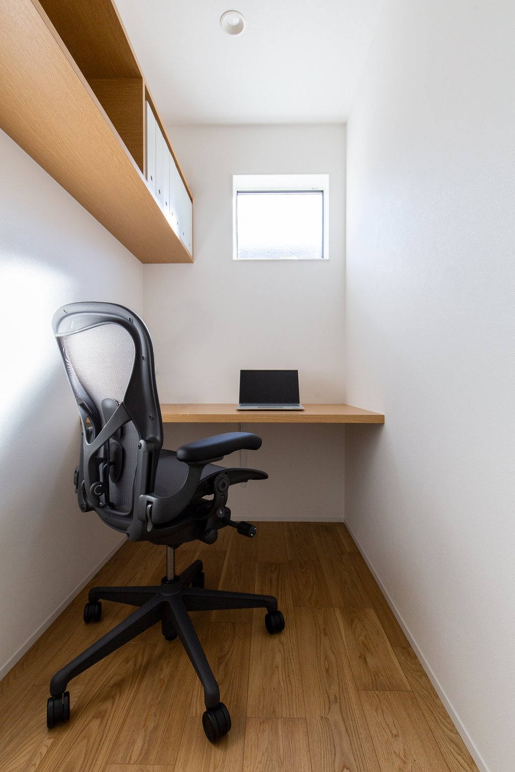 work chair : Herman Miller "Aeron chair"