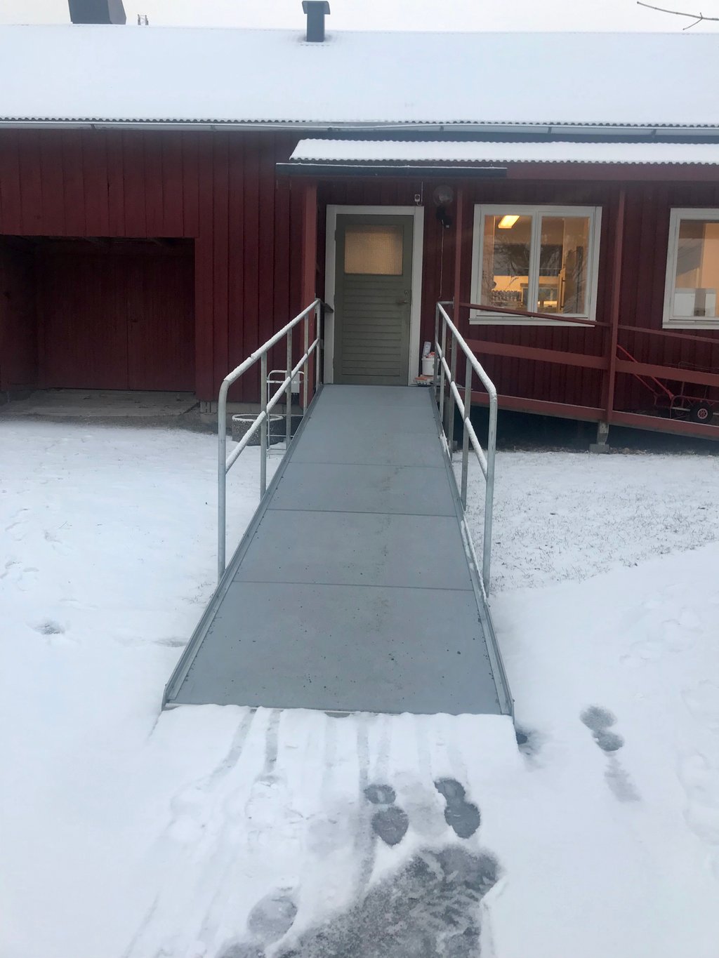 Serviceramp med inbyggd värme