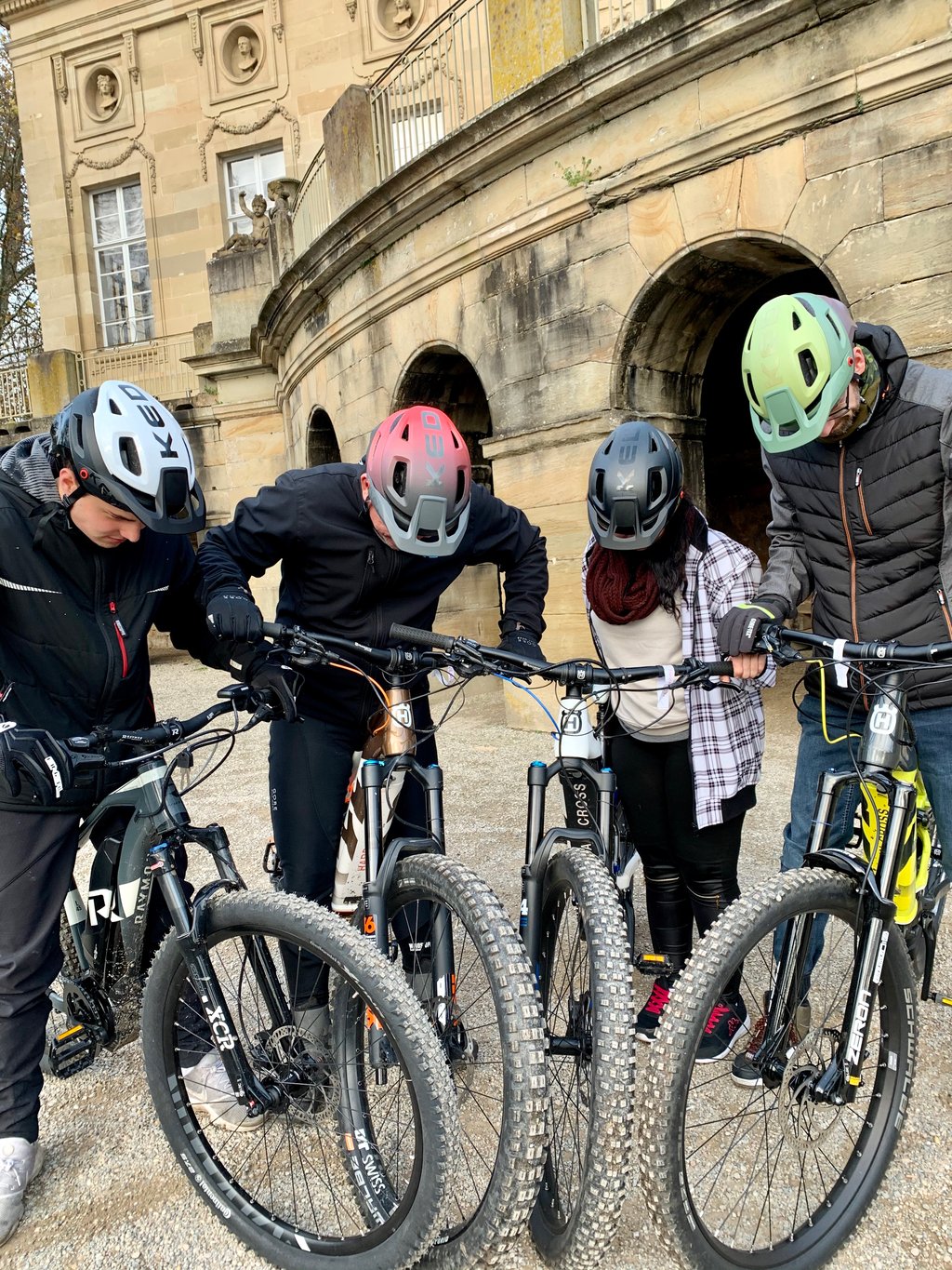 Die Teilnehmer konnten sich selbst von der guten Passform und Sicherheit der KED Helme überzeugen.