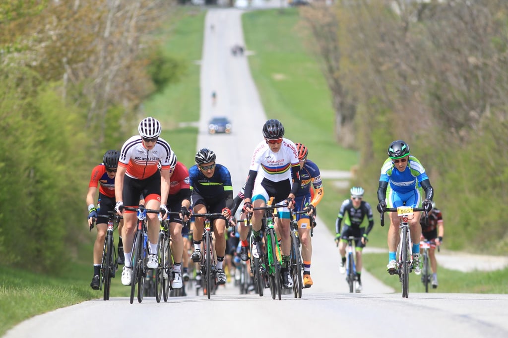 Eine Gruppe am Anstieg nach dem Start(Copyright: sportshot.de)