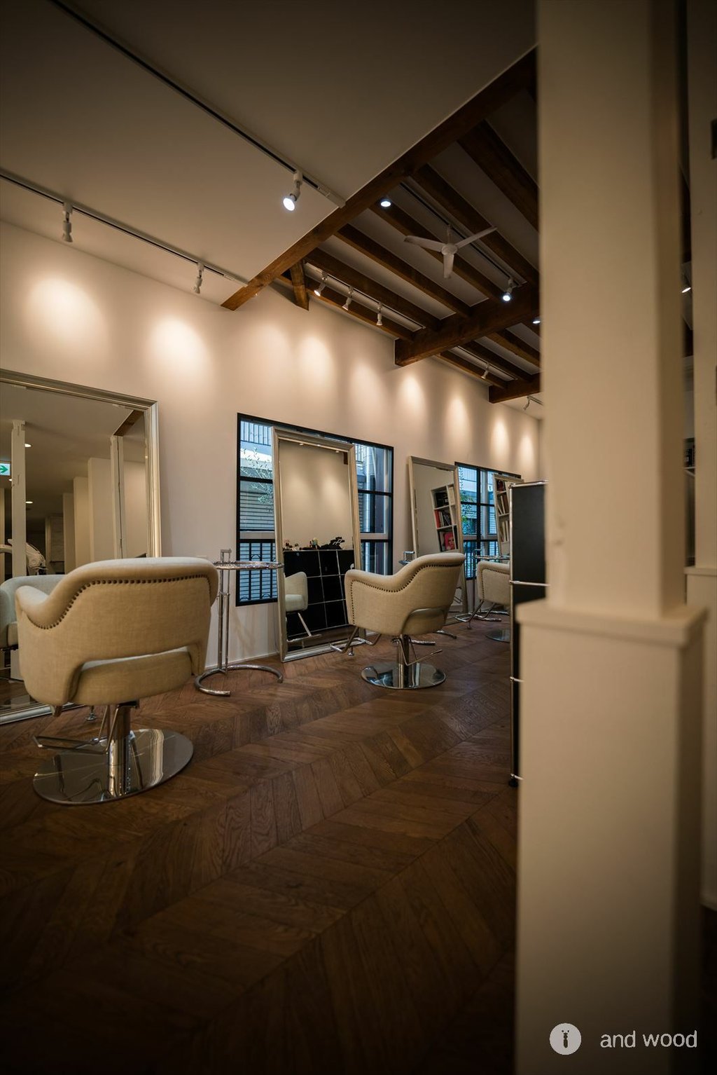 オーク ハンガリアン ヘリンボーン 施工例 東京 表参道 ヘアーサロン andwood アンドウッド 3