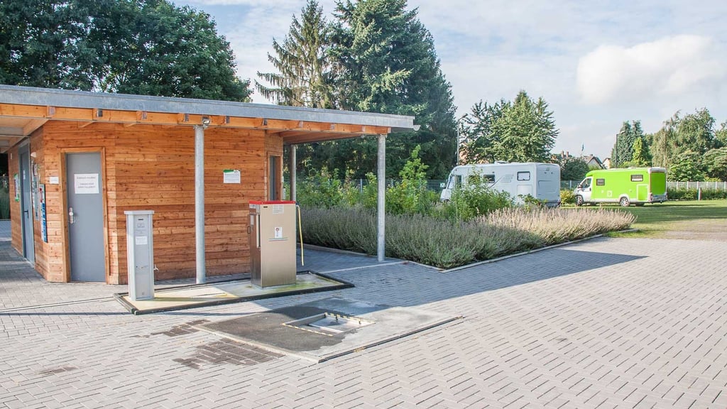 Funktionshaus und Stellplätze - Wohnmobilstellplatz Niederrhein in Neukirchen-Vluyn