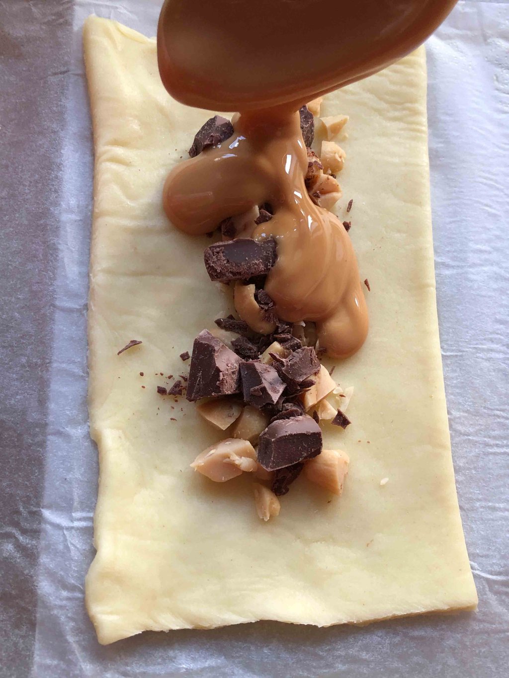 Die flüssigen Zutaten zum Schluss als Füllung hinzugeben.