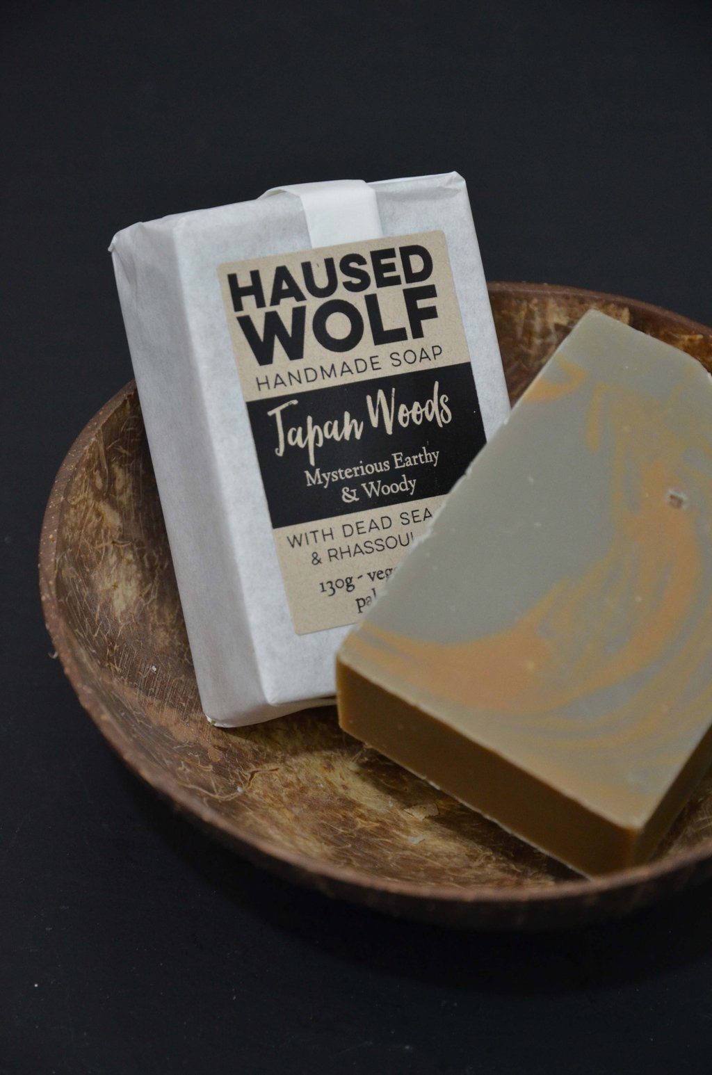 Japan Woods zum Beispiel riecht angenehm dezent erdig-holzig und passt perfekt zur herbstlichen Zeit.