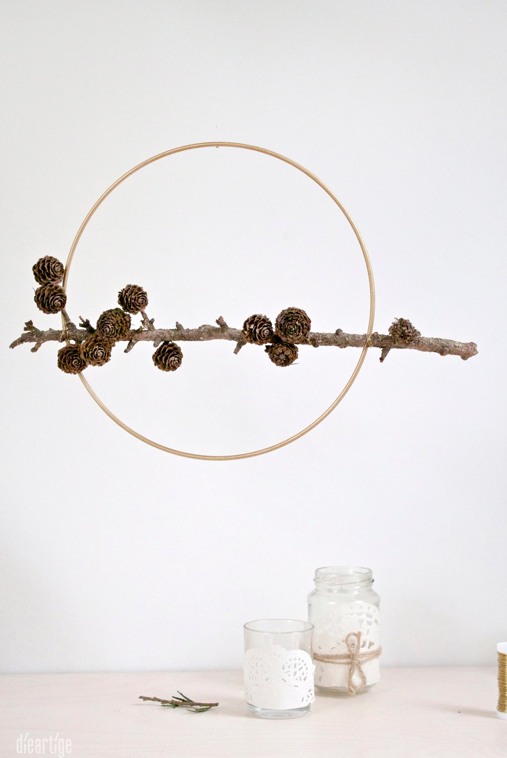 dieartigeBLOG - ein goldener Ring als Rahmen, Naturdeko mit Lärchenzweig, Dekoidee, Weihnachten, Advent, Winter