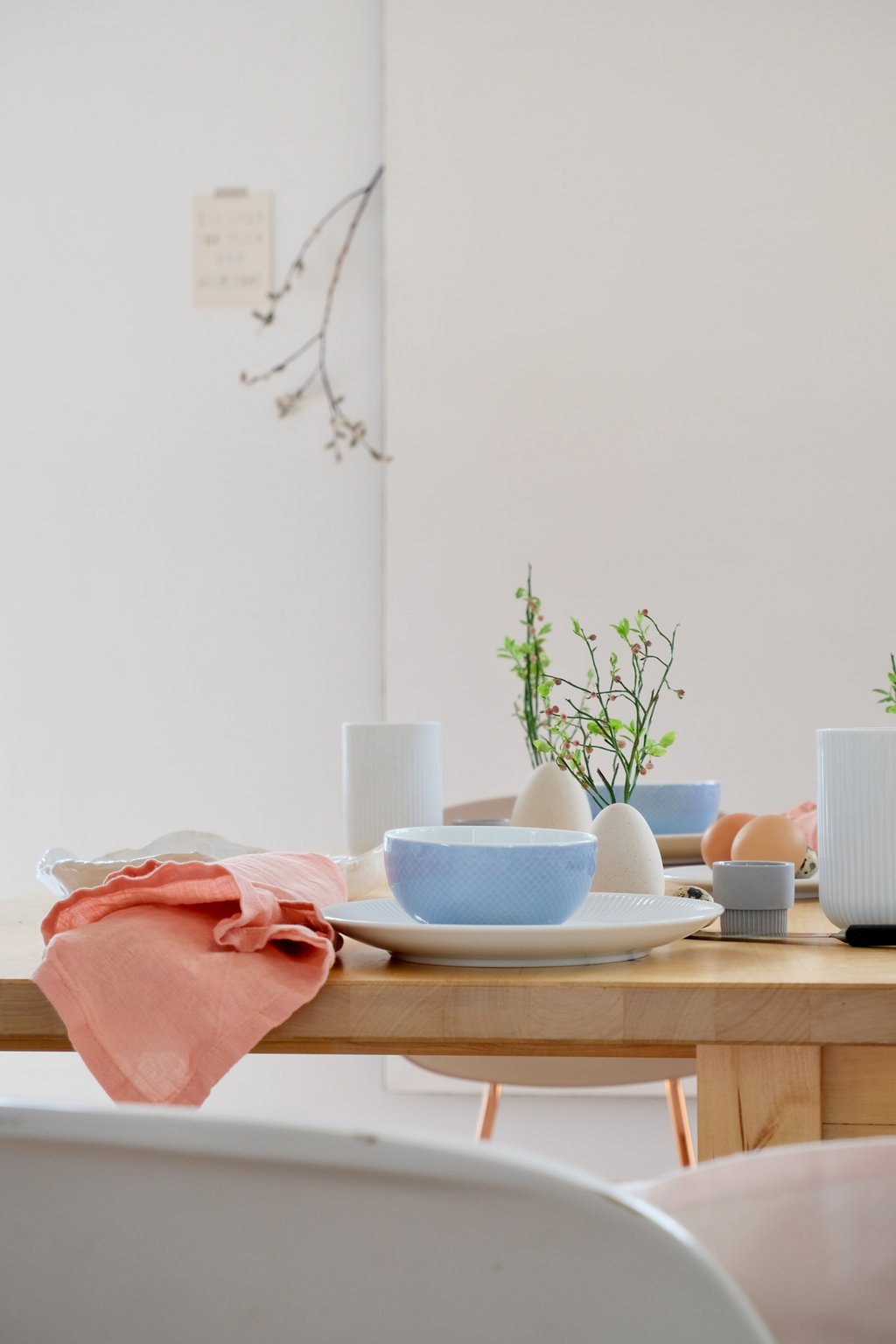 dieartigeBLOG - Ostern -Tischdekoration; fröhliche Farbkombination: Hellblau + Lachs