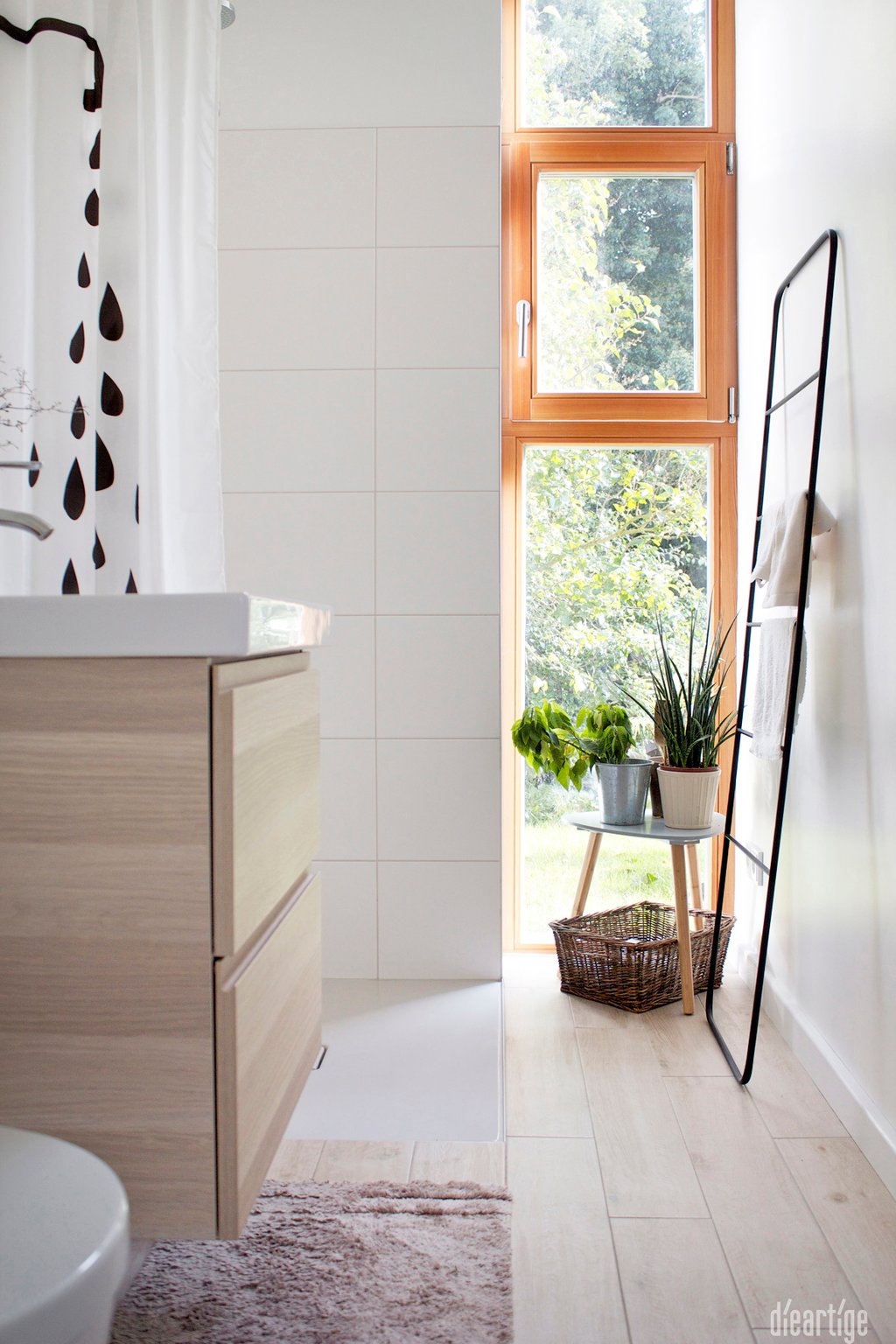 dieartige - Gästebad mit Durchblick in den Garten