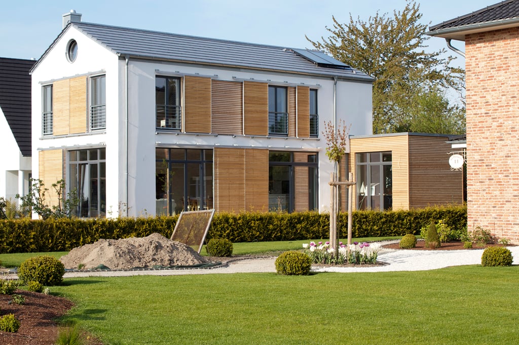 dieartige - Frisch fertig | Südseite mit Holzlammellen-Schiebeläden