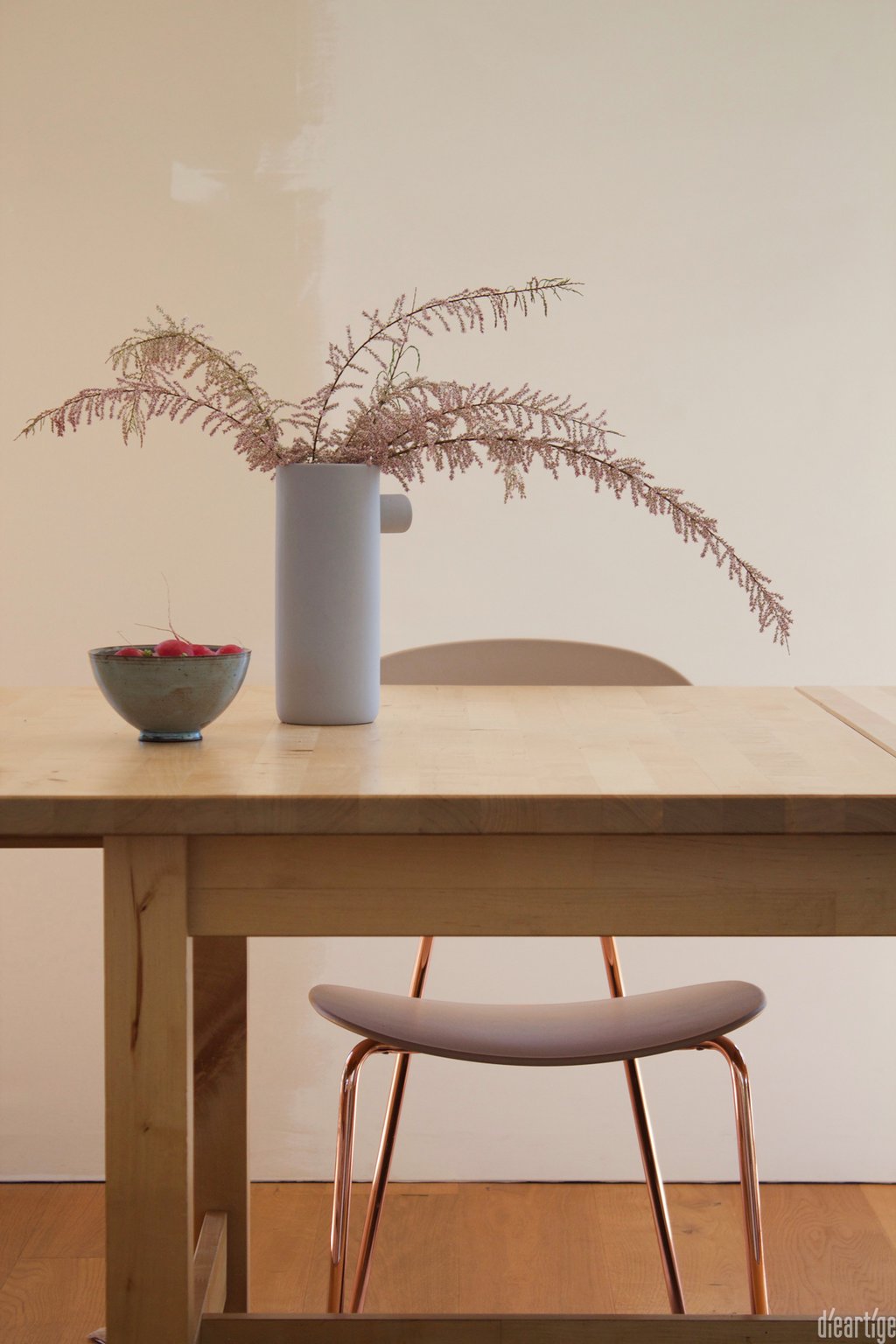 dieartigeBLOG - Tamariske im Keramikkrug auf dem Esstisch + Radieschen