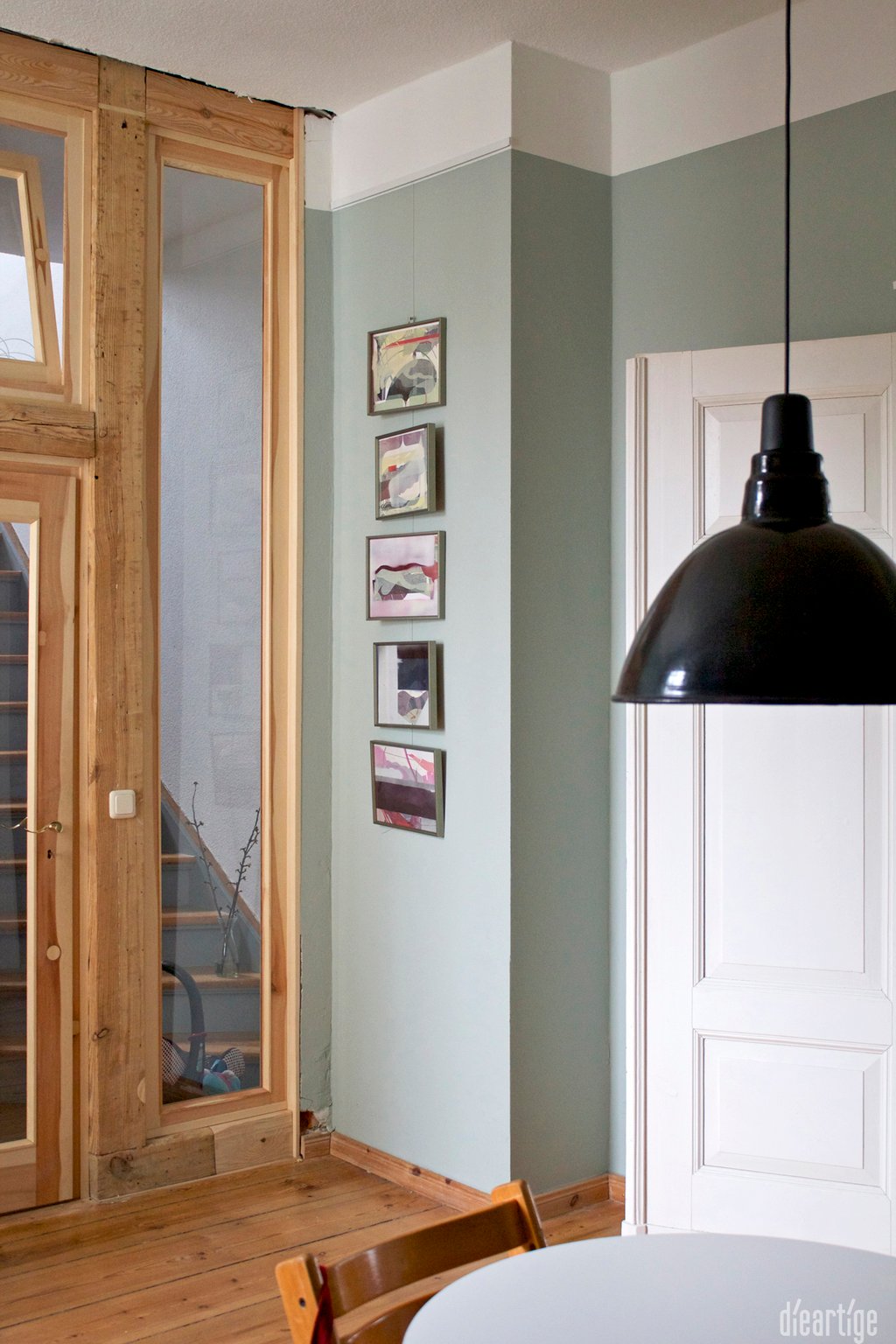 dieartige -Gestaltung | EssZi // Fam. F. | Wandfarbe Graugrün, Holzrahmentür mit integriertem alten Balken, schwarze Industrieleuchten