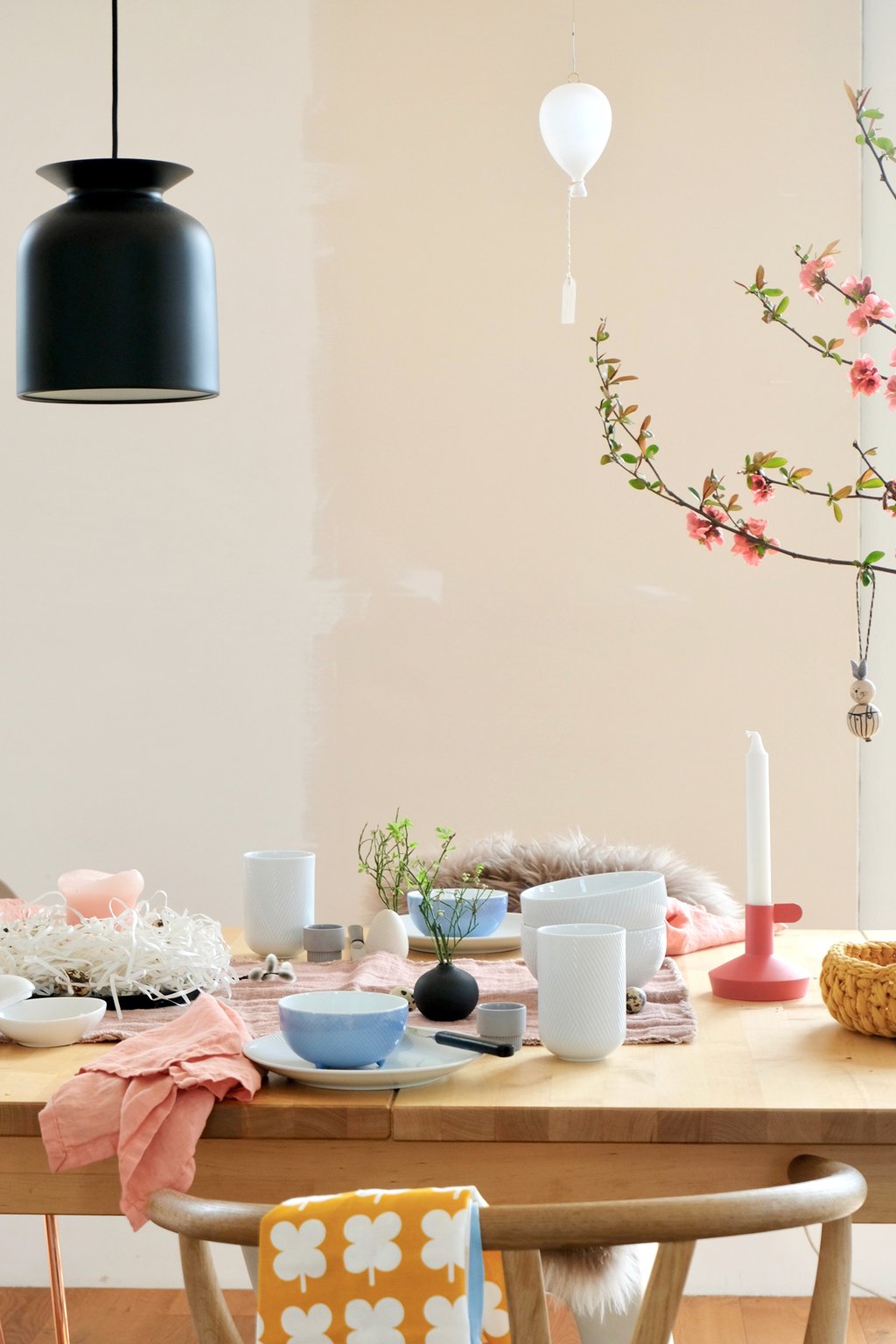 dieartigeBLOG - Ostern -Tischdekoration; weißes + hellblaues Geschirr, etwas Lachs, Koralle und Senfgelb als fröhliche Farbtupfer, #Gubi-Leuchte