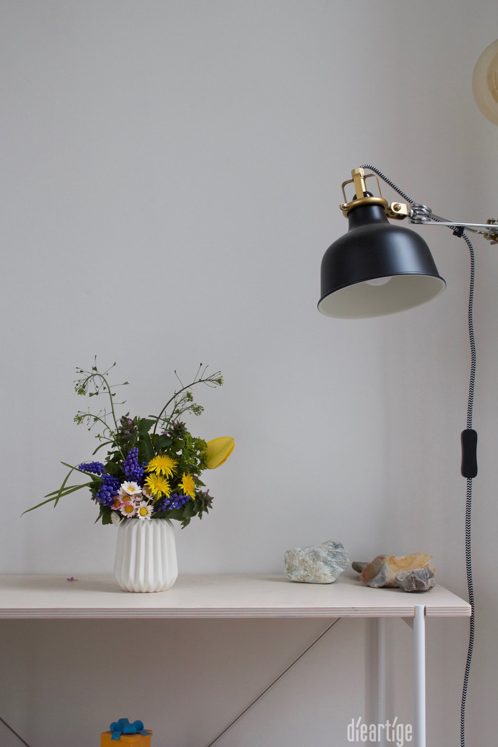 dieartigeBLOG - Wiesenblumen, Frühlingsblumen in Keramikvase, Klemmspot, Regal aus hellem Holz und weißem Metall