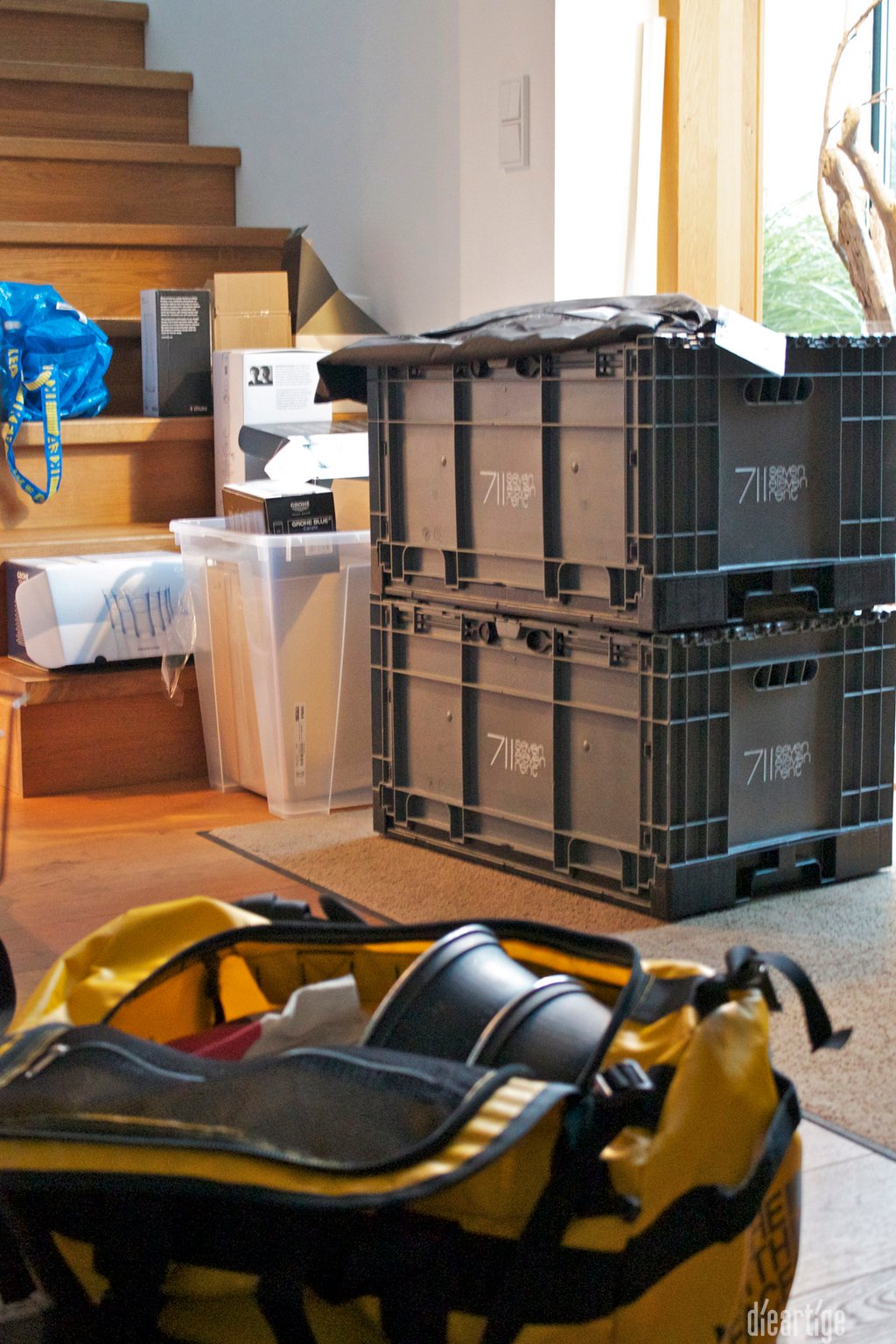 dieartigeBLOG - Fotoshooting von der Couch für Grohe Blue // Zubehör-Kisten