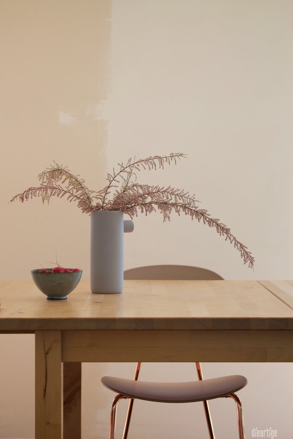 dieartigeBLOG - Tamariske im Keramikkrug auf dem Esstisch