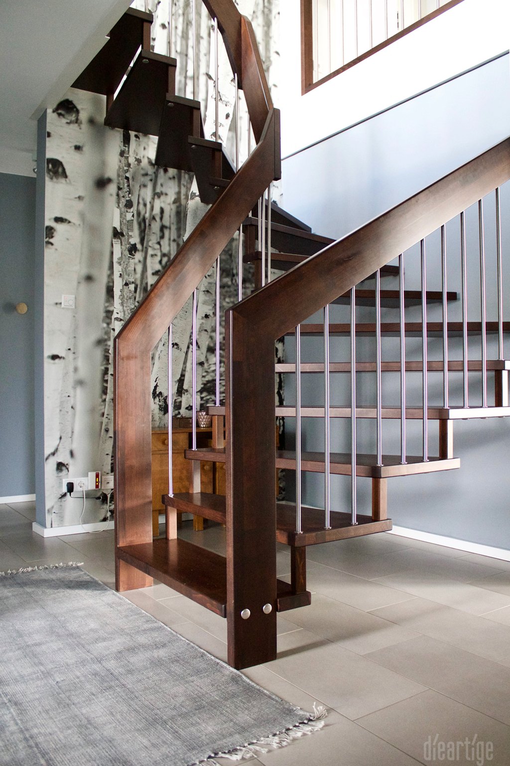 Fam. Z. | Treppe | Fototapete Birkenmotiv | Grauer Teppich | Graue Wand