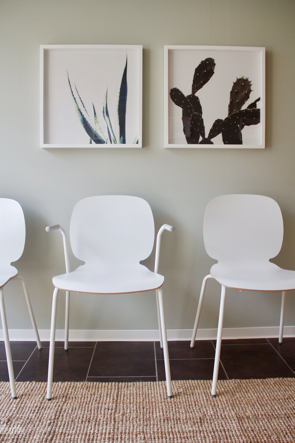 dieartige - Praxisgestaltung, Physiotherapie | Wartebereich, weiße Stühle + blassgrüne Wand + Dekoration