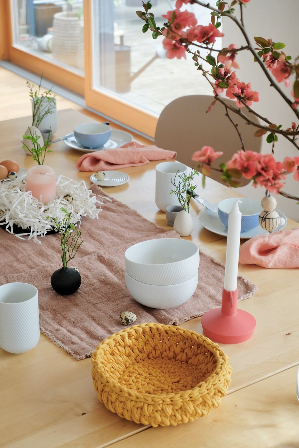 dieartigeBLOG - Ostern -Tischdekoration; Koralle + Senfgelb, als bunte Farbkleckse - von Normann Copenhagen + Lumikello