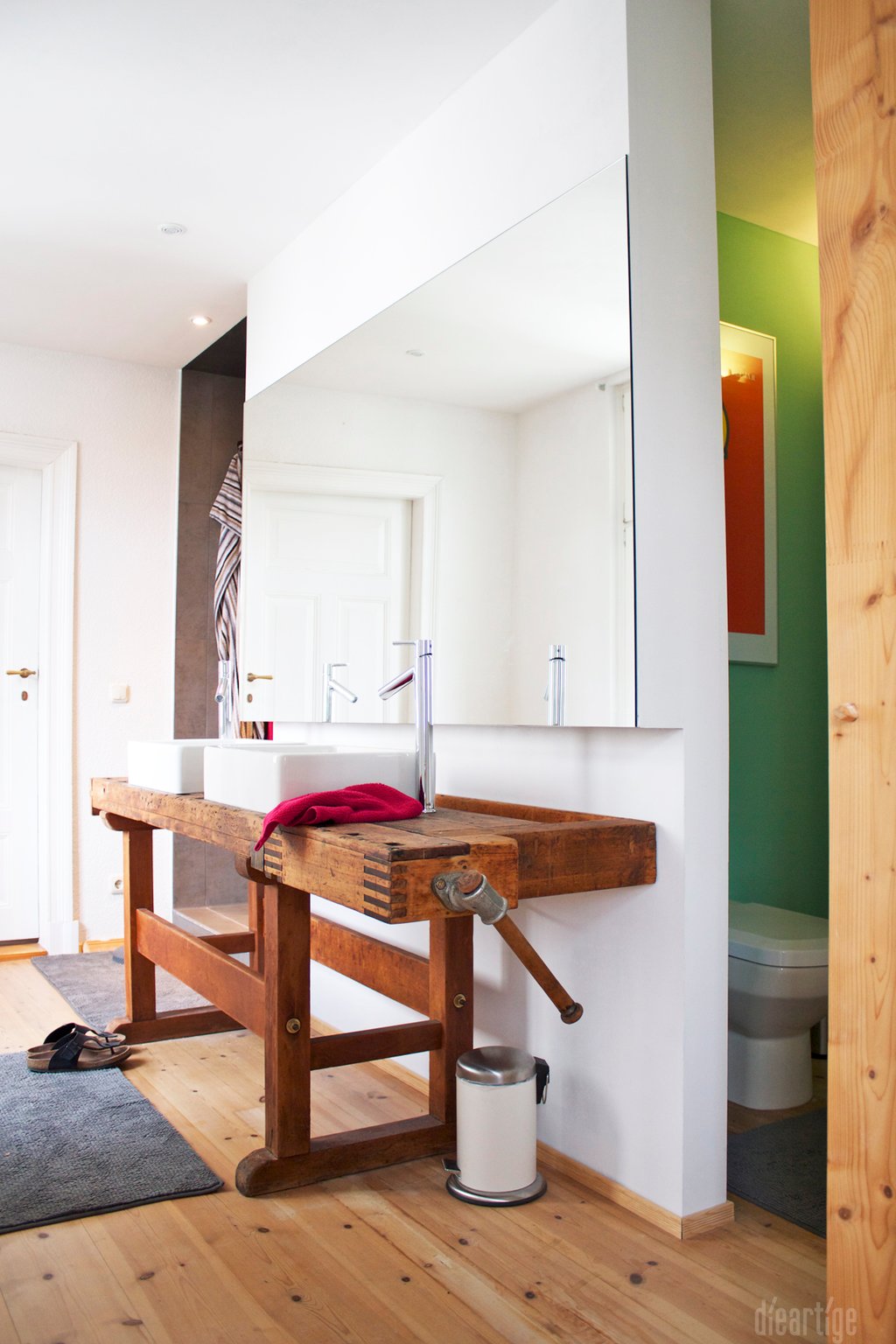 dieartigeUMBAU - Familie F. // Badezimmer // alte Werkbank als Waschtisch, Aufsatzwaschtische, Holzboden, WC-Nische