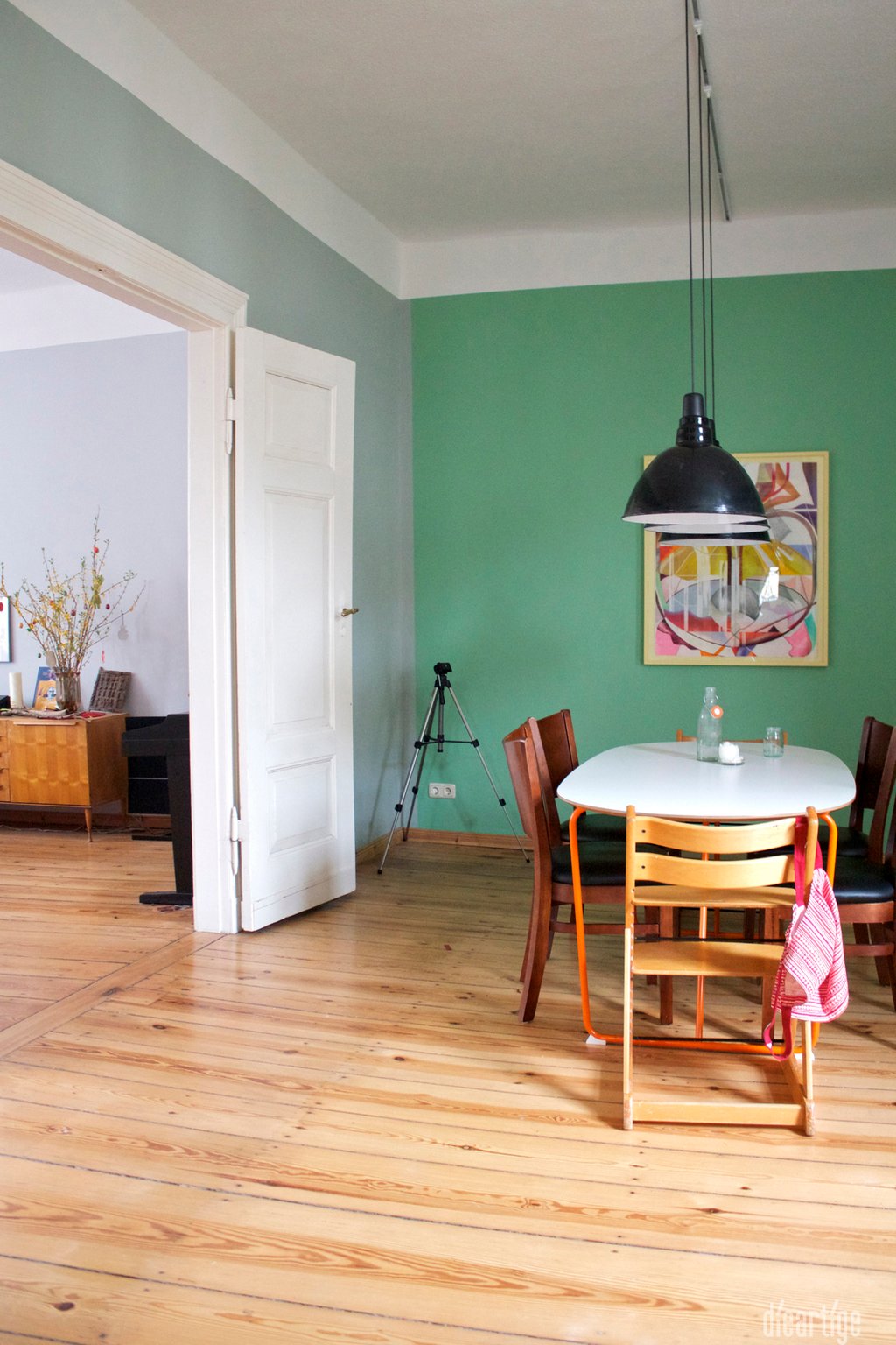 dieartige -Gestaltung | EssZi // Fam. F. | Wandfarbe Grün, Flügeltür