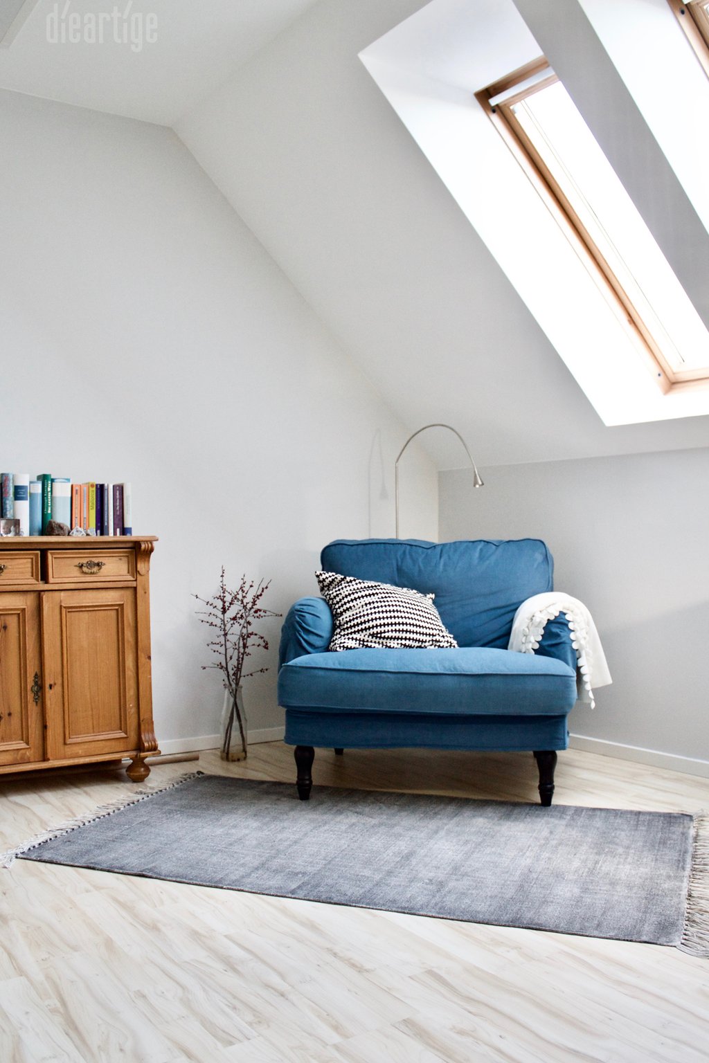 Fam. Z. | Galerie | Hellgraue Wand | Blaugrauer Sessel | Grauer Teppich