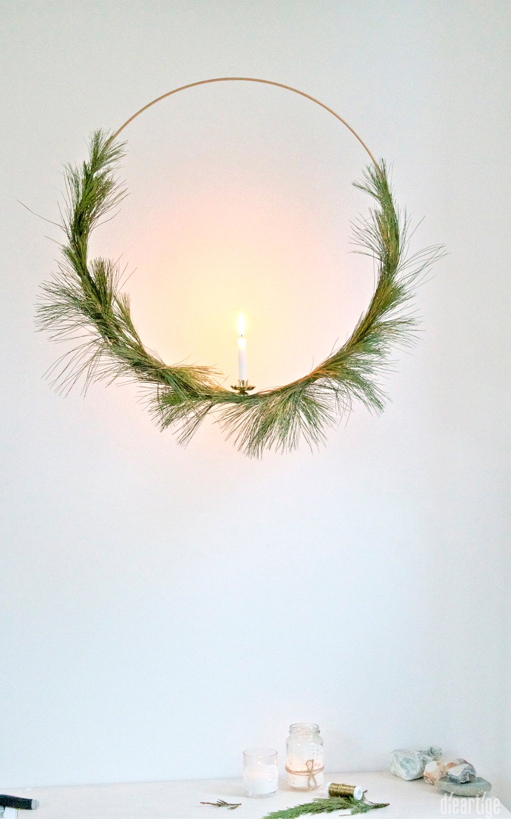 dieartigeBLOG - Ring in Gold mit Seidenkiefer + Kerzenhalter bestücken; Dekoidee, Weihnachten, Advent, Winter