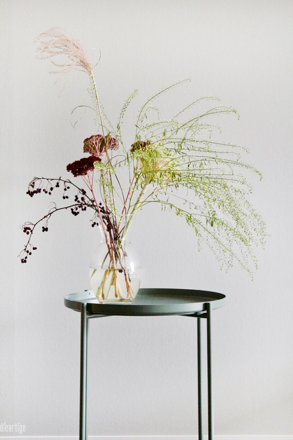 dieartige - Praxisgestaltung, Physiotherapie | Wartebereich, Detail - Beistelltisch mit Blumen