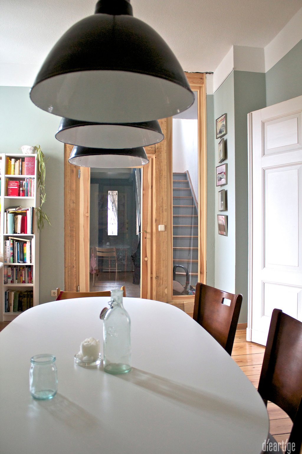 dieartige -Gestaltung | EssZi // Fam. F. | Esstisch mit Durchblick, Holzrahmentür mit integriertem alten Balken, schwarze Industrieleuchten