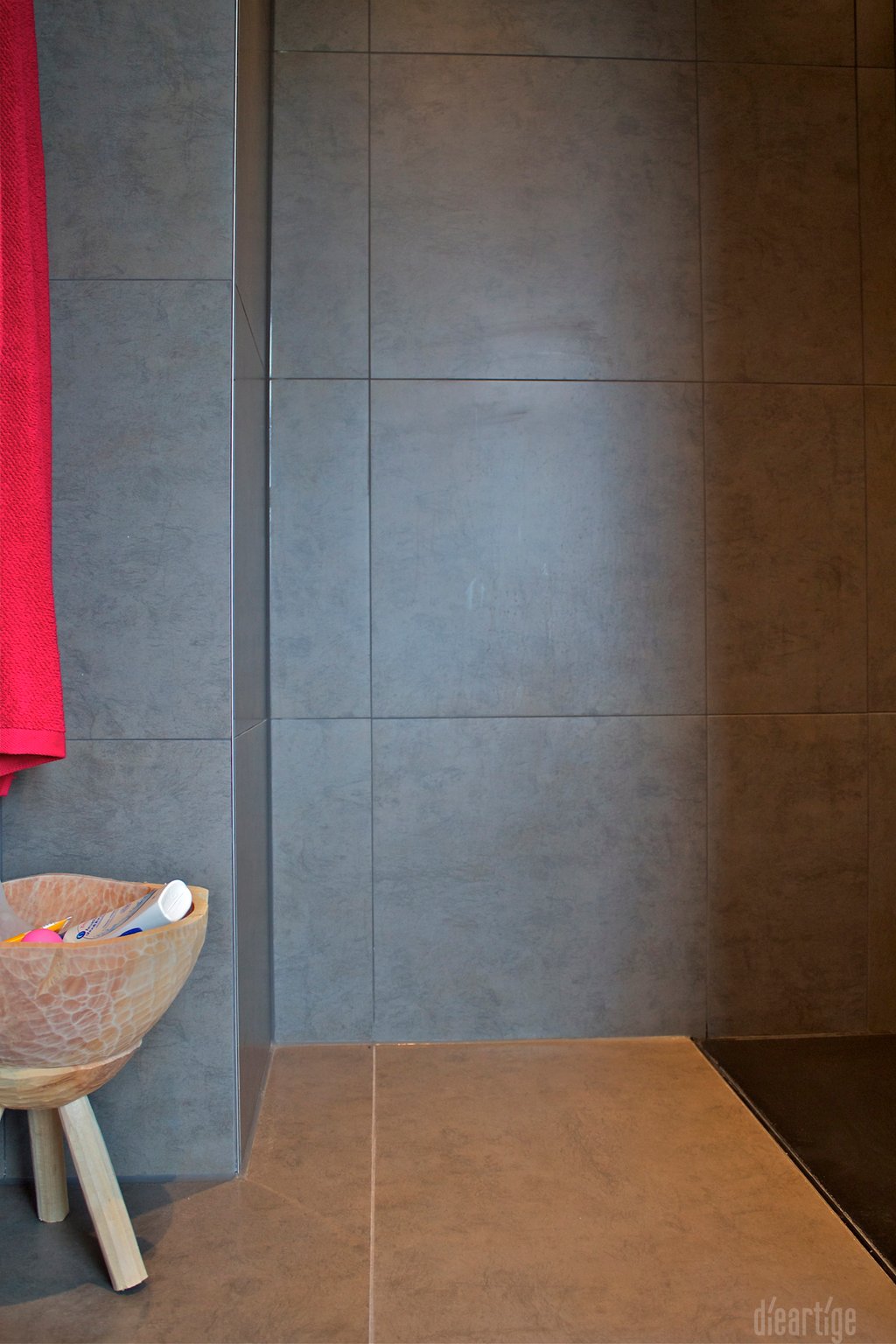 dieartigeUMBAU - Familie F. // Badezimmer // Dusche // anthrazitgraue Fliesen, Detail