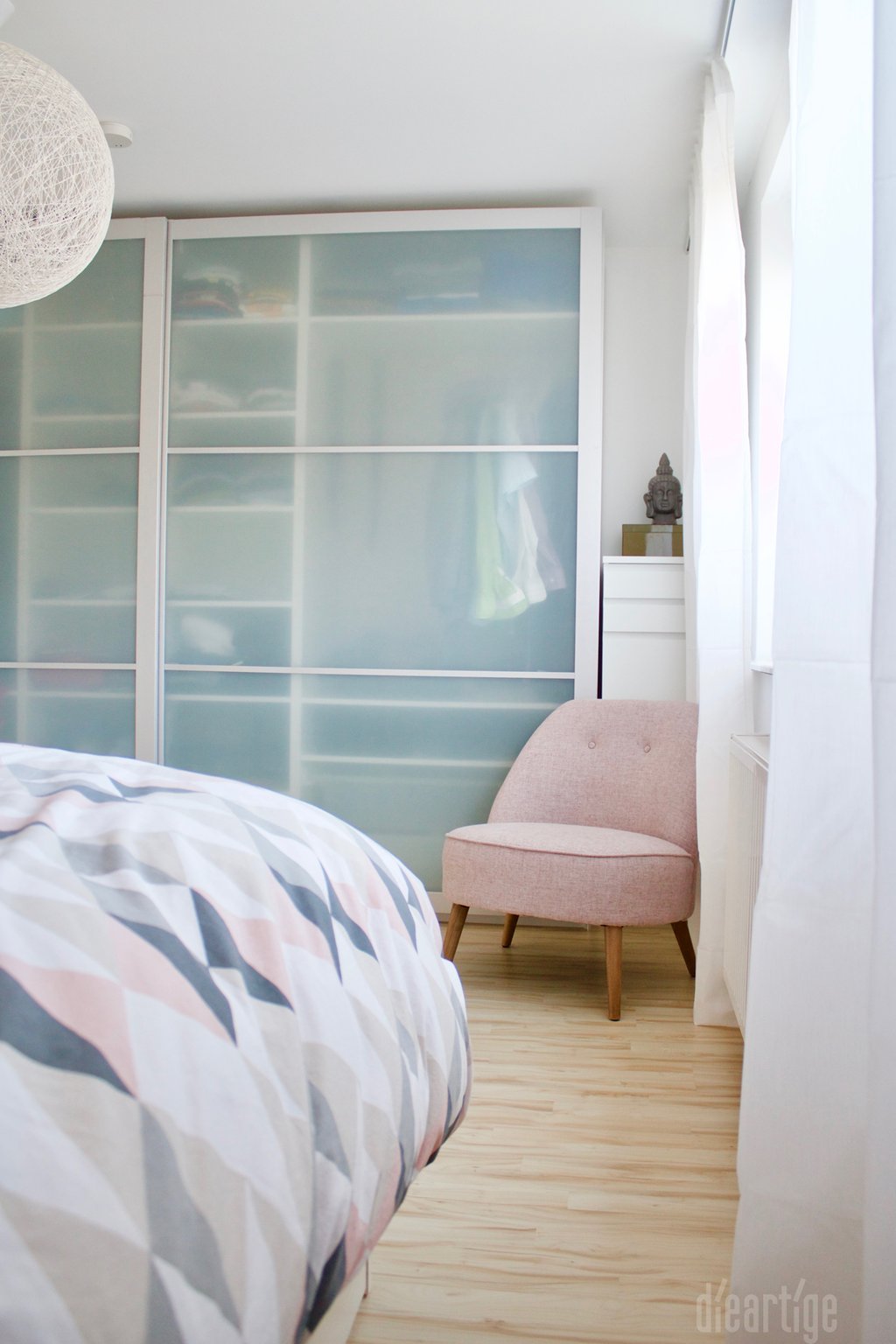 Fam. Z. | Schlafzimmer | Sessel in Rosé | Malm