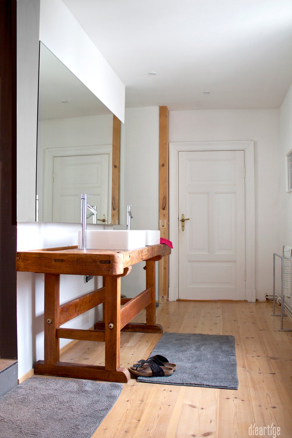 dieartigeUMBAU - Familie F. // Badezimmer // alte Werkbank als Waschtisch, Aufsatzwaschtische, Holzboden