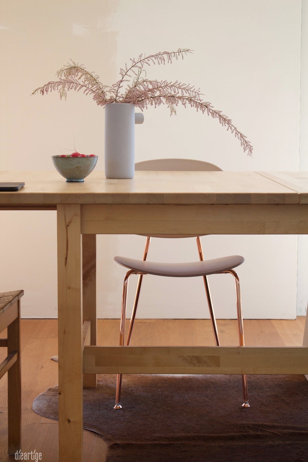 dieartigeBLOG - Tamariske im Keramikkrug, Esstisch, Tolinda-Stuhl + Radieschen