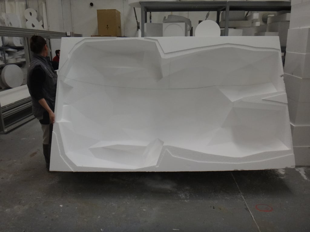 Cuerpo de hombre poligonal, molde, forma invesa