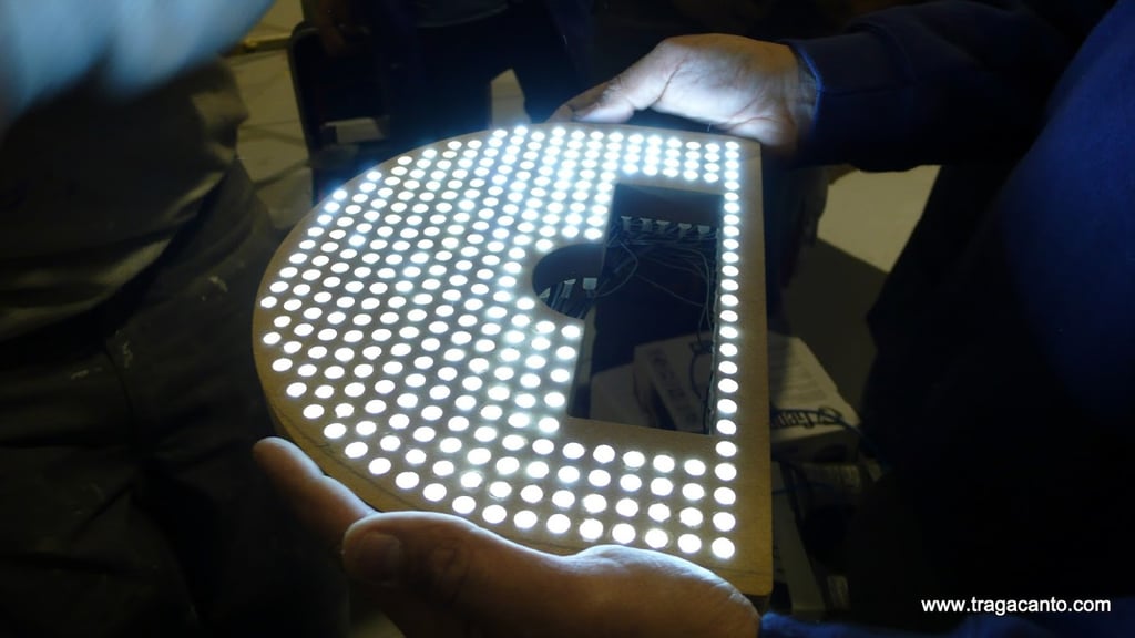 Superficies mecanizadas con led arrays