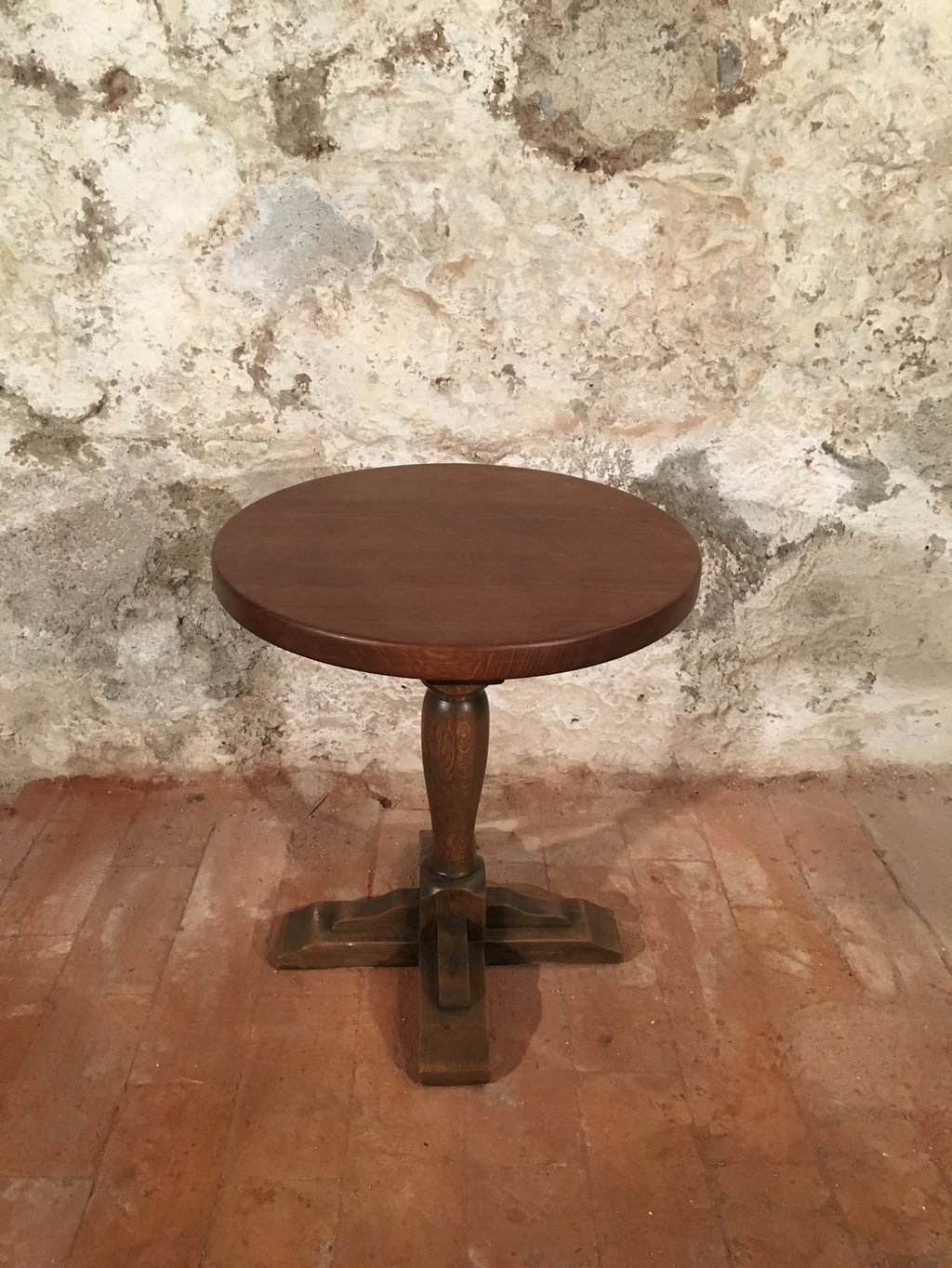 Eichentisch mit Zentralfuss, Ø 63cm, H: 70.5cm