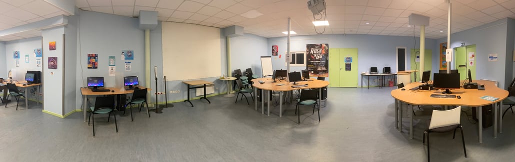 Une salle spacieuse et 12 postes informatiques équipés de Windows 10 et de nombreux logiciels en libre accès.