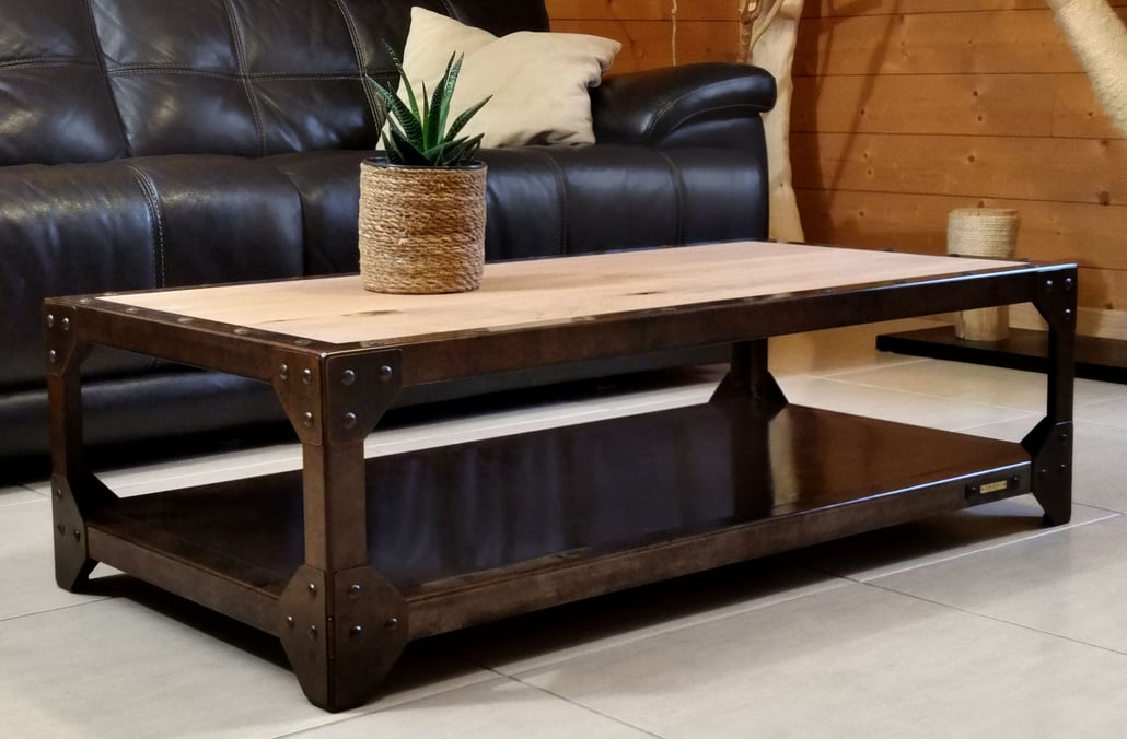 Table basse Origine, structure acier patiné tons brun, plateau chêne.
