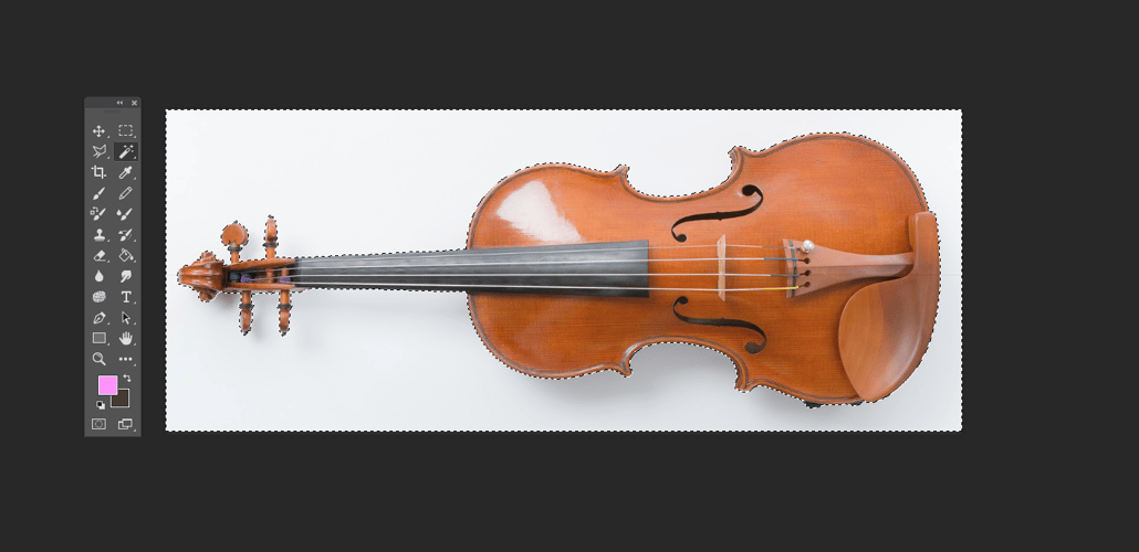 Photoshopの自動選択ツールでバイオリンの背景すべてを選択できた。