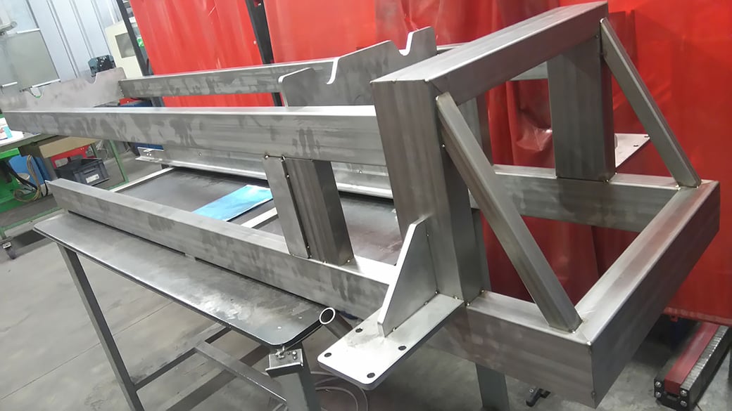 Montage d'un châssis tubulaire mobile en inox chez DLD Laser
