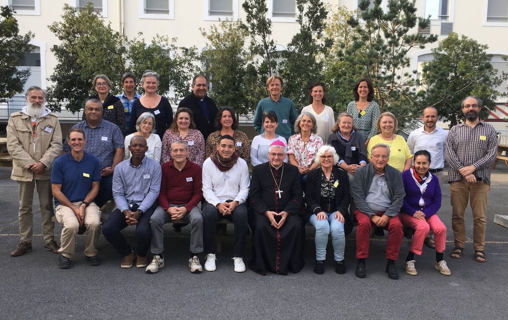 Formation et une partie du groupe 2022-2024, autour de Mgr Aillet, dans la cour du Lycée Saint Joseph d’Ustaritz le vendredi 7 octobre 2022.