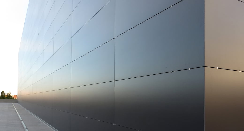 Nuo presuoto akmens lengvai nusivalo grafiti dažai, jis atsparus temperatūros ir aplinkos poveikiui, todėl geras pasirinkimas įstaigų fasadams