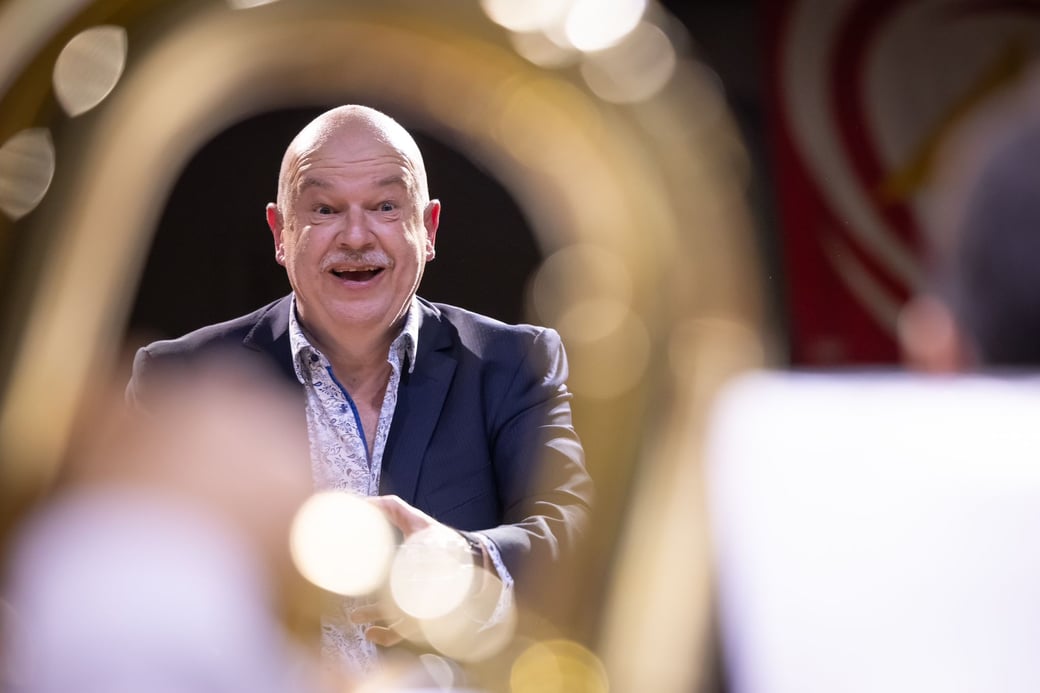 Der Gastdirigent Wolfgang Nussbaumer dirigiert das Jugendblasorchester VBJ.