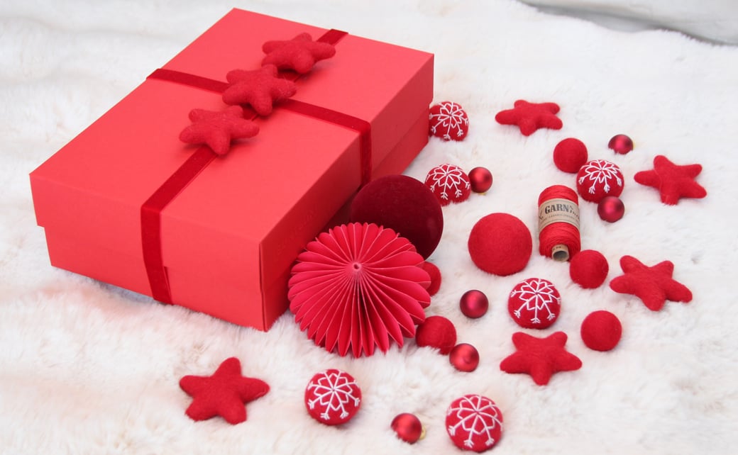 božični prazniki dekoracija kroglice iz filca štampiljke storž oreh zvezda weihnachtsdekoration stempel garn weihnachten filzkugel škatla škatlica darilo gift wrapping geschenke