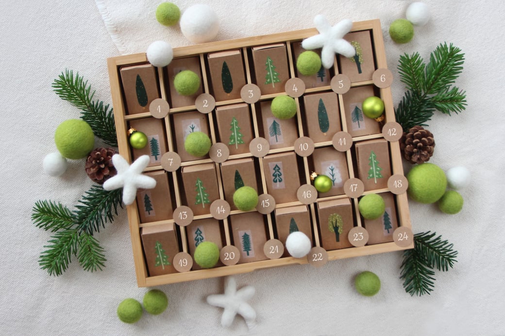 natur adventkalender adventni koledar dekoracija božični prazniki škatla škatlica kroglice iz filca zvezdice