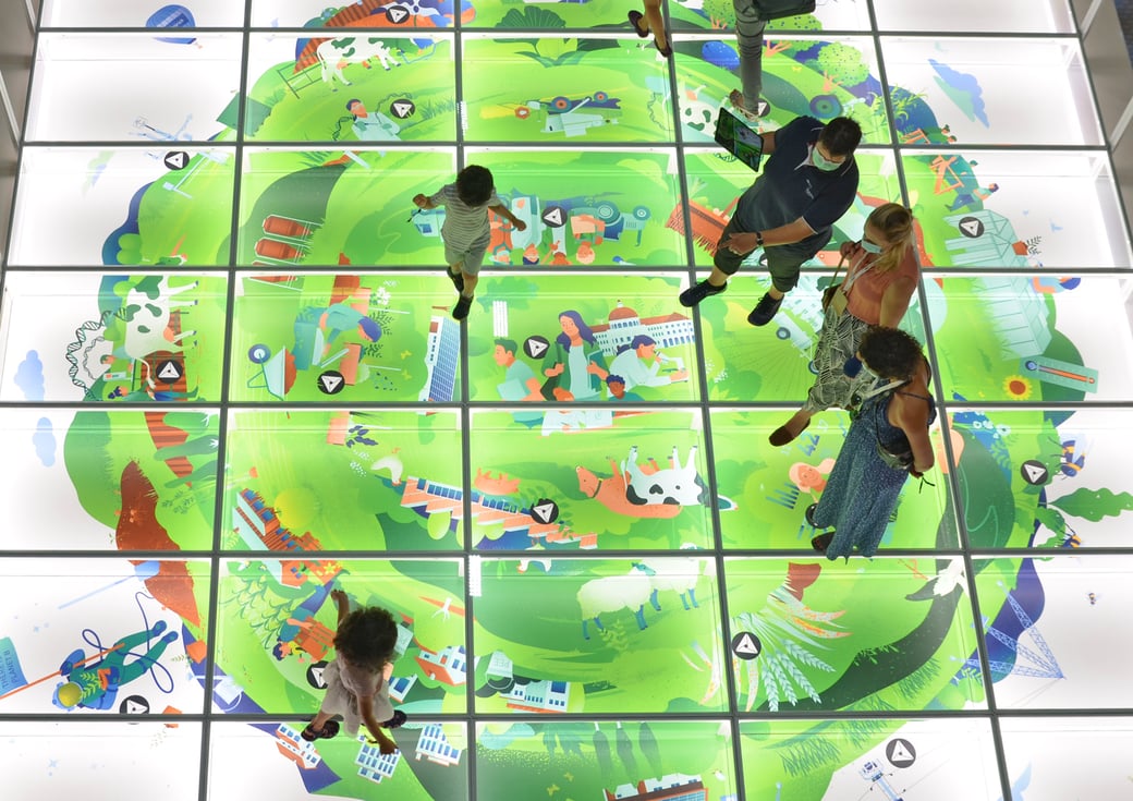 Die gesamte Plattfom von oben betrachtet mit Besuchern © Daniel Röttele